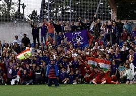 El Anguiano celebra con su afición el triunfo conseguido en el partido de ida contra el Ardoi.