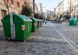 El carril bici, según se deduce de las alegaciones, se implantaría en la 'calzada' (que no existe como tal), concretamente en la mitad de los números pares, es decir, a la derecha de la imagen.