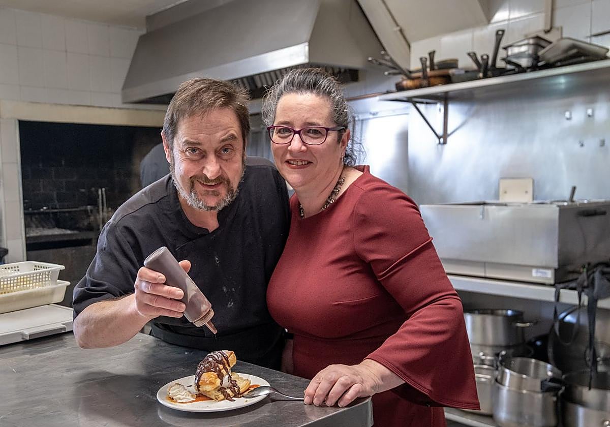 Juan Manuel y Nuria, en la cocina.