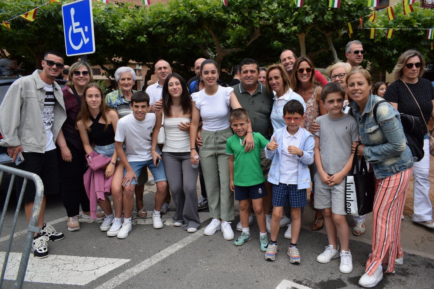 La joven futbolista Carlota Chacón Peso, en el medio, posa con su familia tras lanzar el cohete de fiestas.