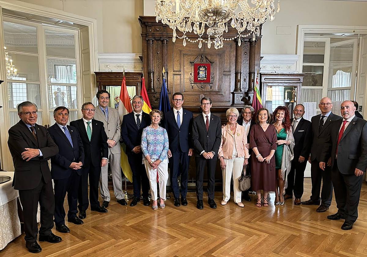 Capellán posa junto a autoridades del Centro Riojano de Madrid y otras personas y organizaciones reconocidas.