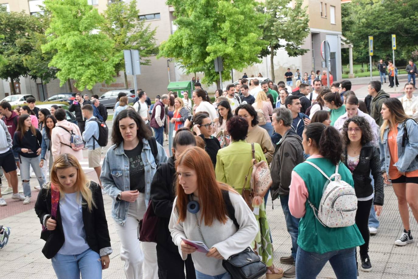 Cientos de aspirantes, en las oposiciones de Educación