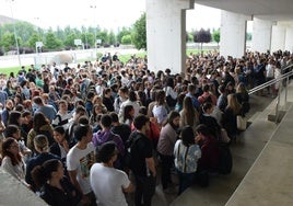 Los opositores, en las puertas de los centros donde se realizan las pruebas.