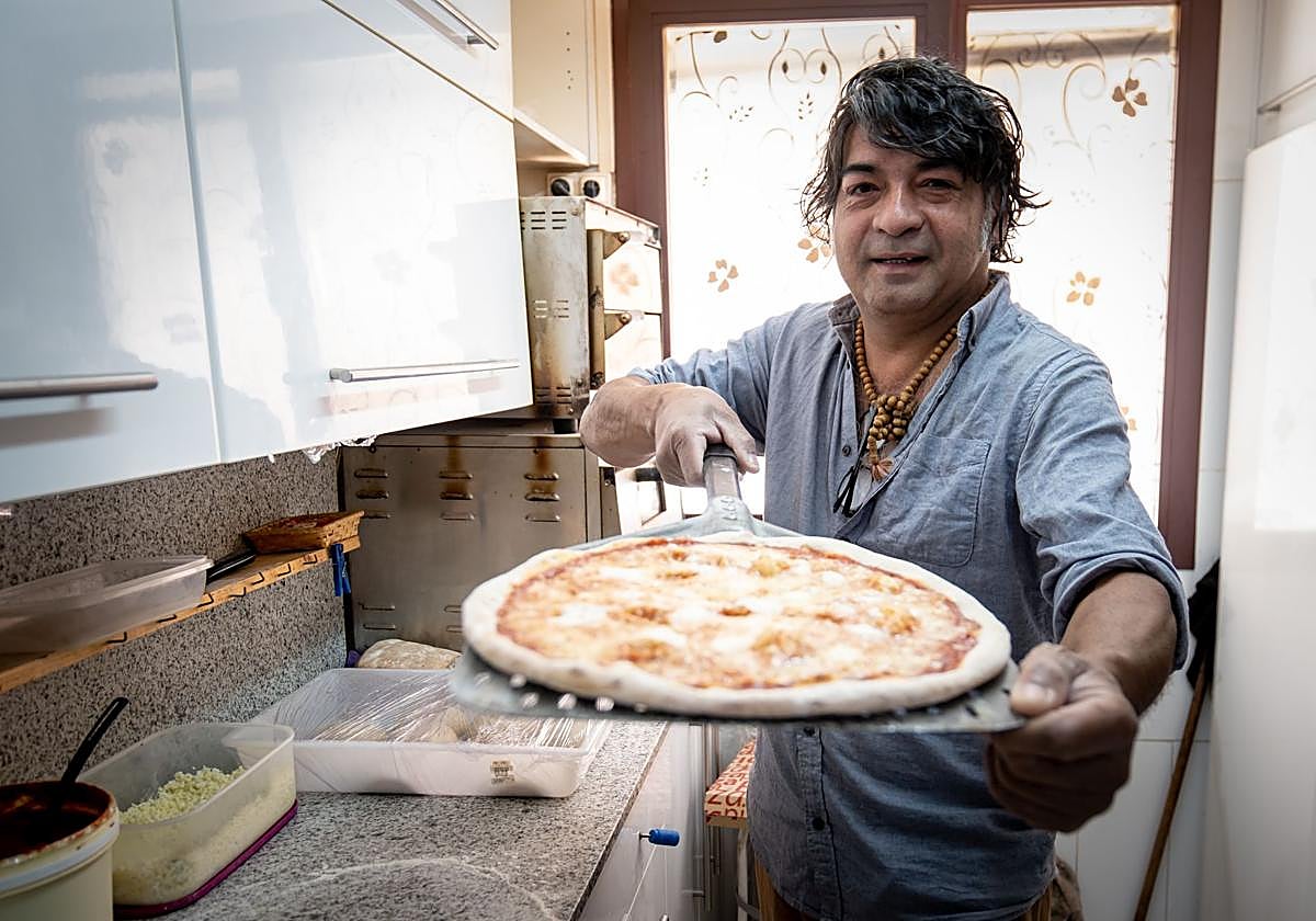 Luis Peralta, con una de las pizzas que prepara en su negocio de Daroca de Rioja.
