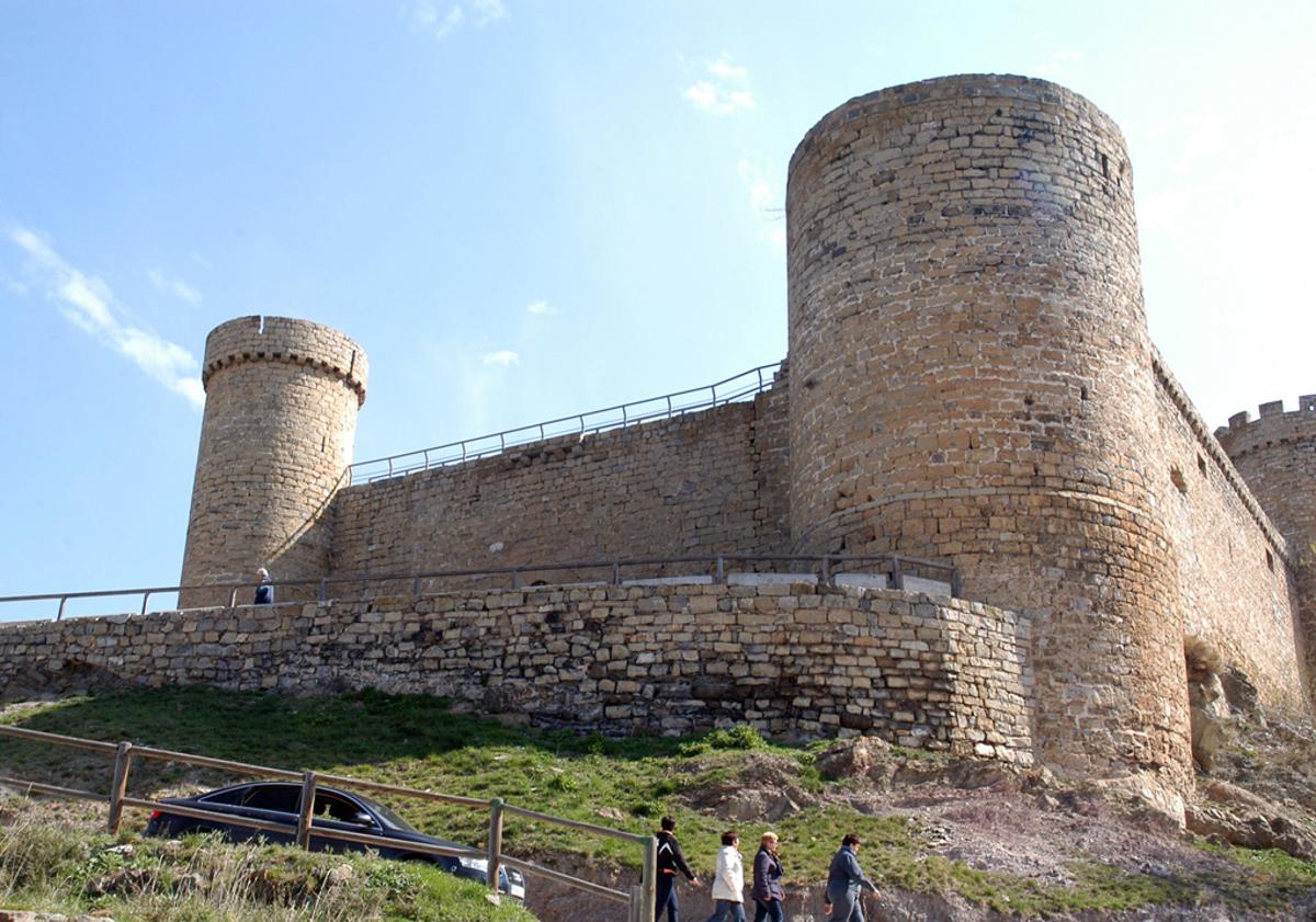 Imagen principal - Arriba, el castillo de Cornago. Abajo, Contrebia Leucade y un busto en el museo de la Romanización de Calahorra