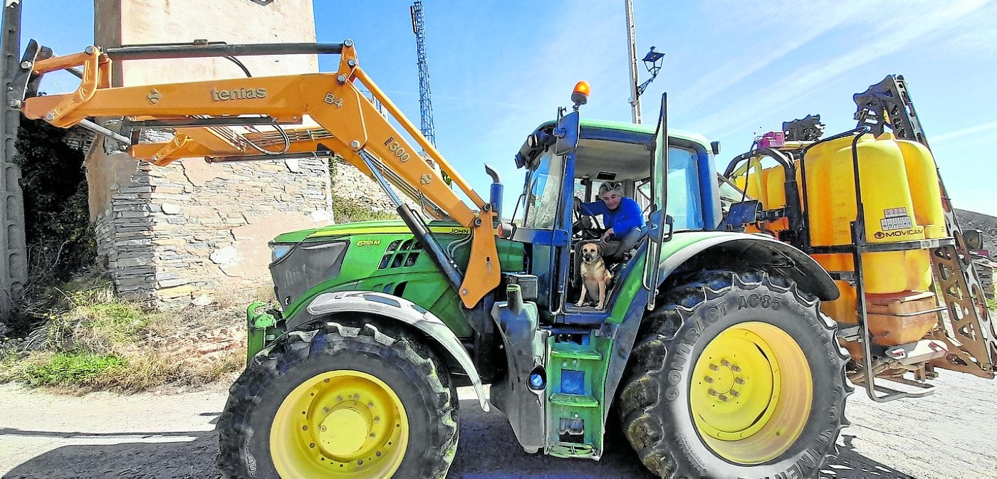 Juan Antonio en su tractor con su perro.