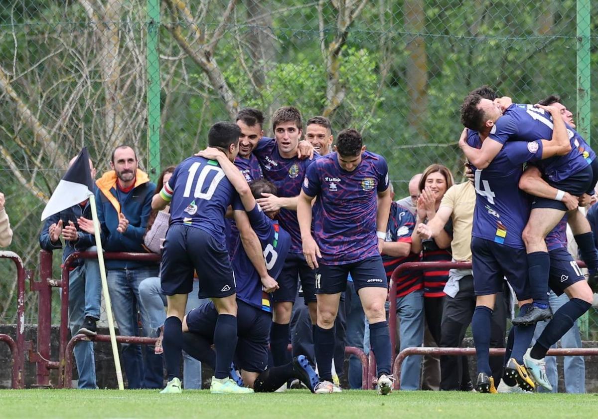 Los jugadores del Anguiano celebran el gol de Olarte que sentenció la eliminatoria.