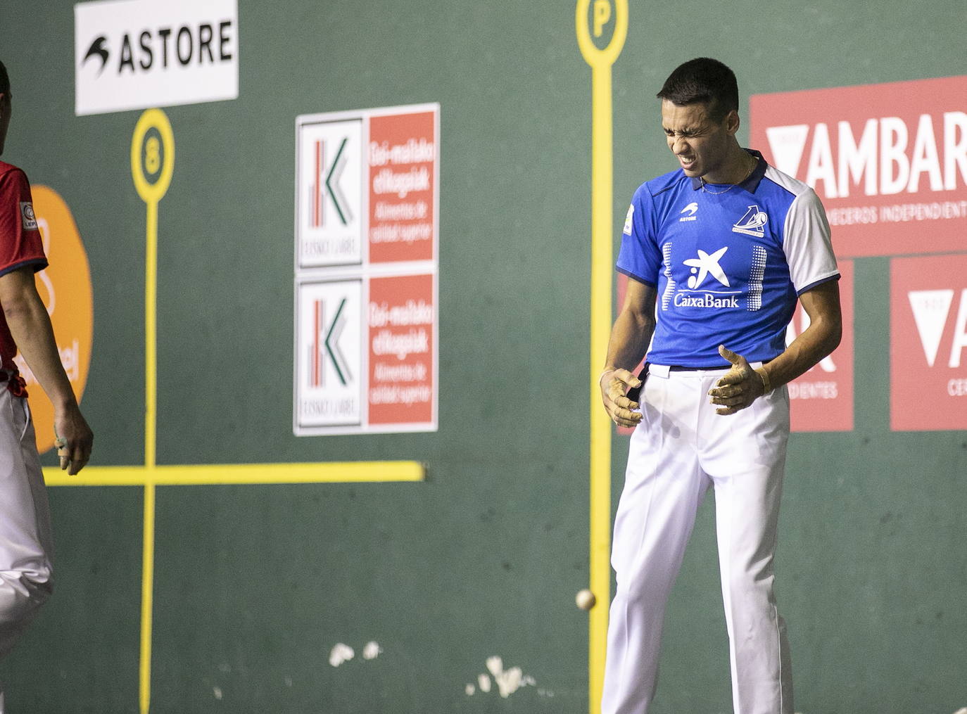 Javi Zabala se lamenta de un error.