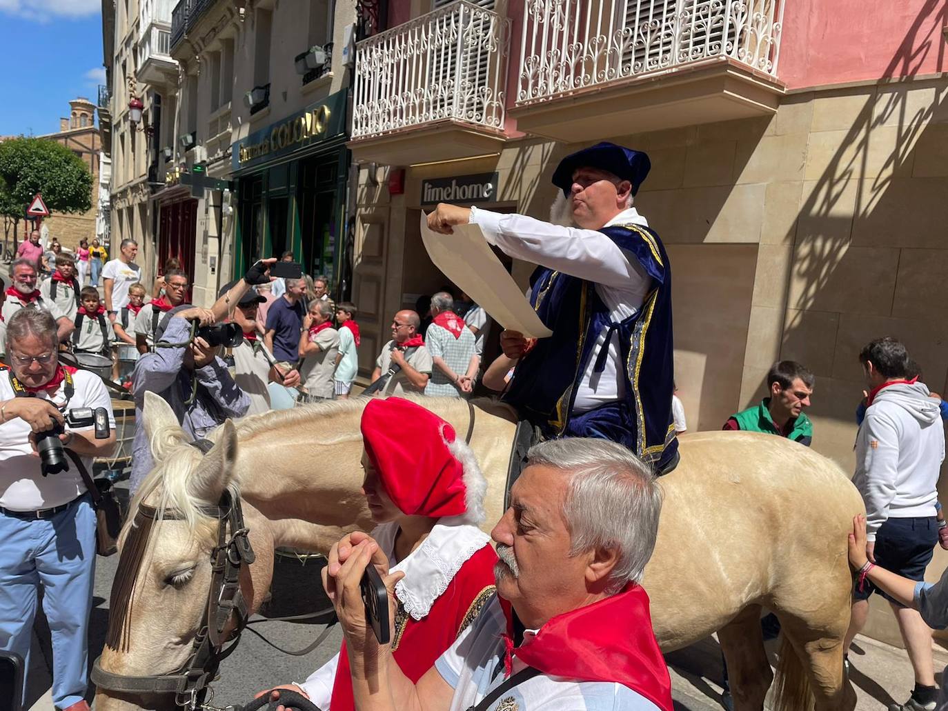 El disparo del cohete en Haro, en imágenes