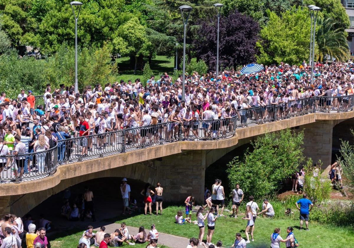 El puente de piedra soportó el peso de cientos de personas al paso de las Vueltas, mientras otros hacían botellón o se bañaban en las aguas del río Najerilla, todo ello bajo un sol de justicia que dio calor y lustre a la jornada sanjuanera.