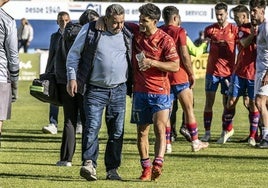 Carlos Pouso y Miguewl Santos charlan después de un partido del Calahorra.