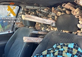 Parte del botín hallado en un vehículo de los investigados.