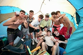 Grupo de jóvenes en una de las tiendas del camping.