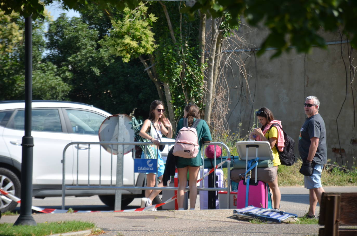 Los jóvenes llegan al camping del Holika