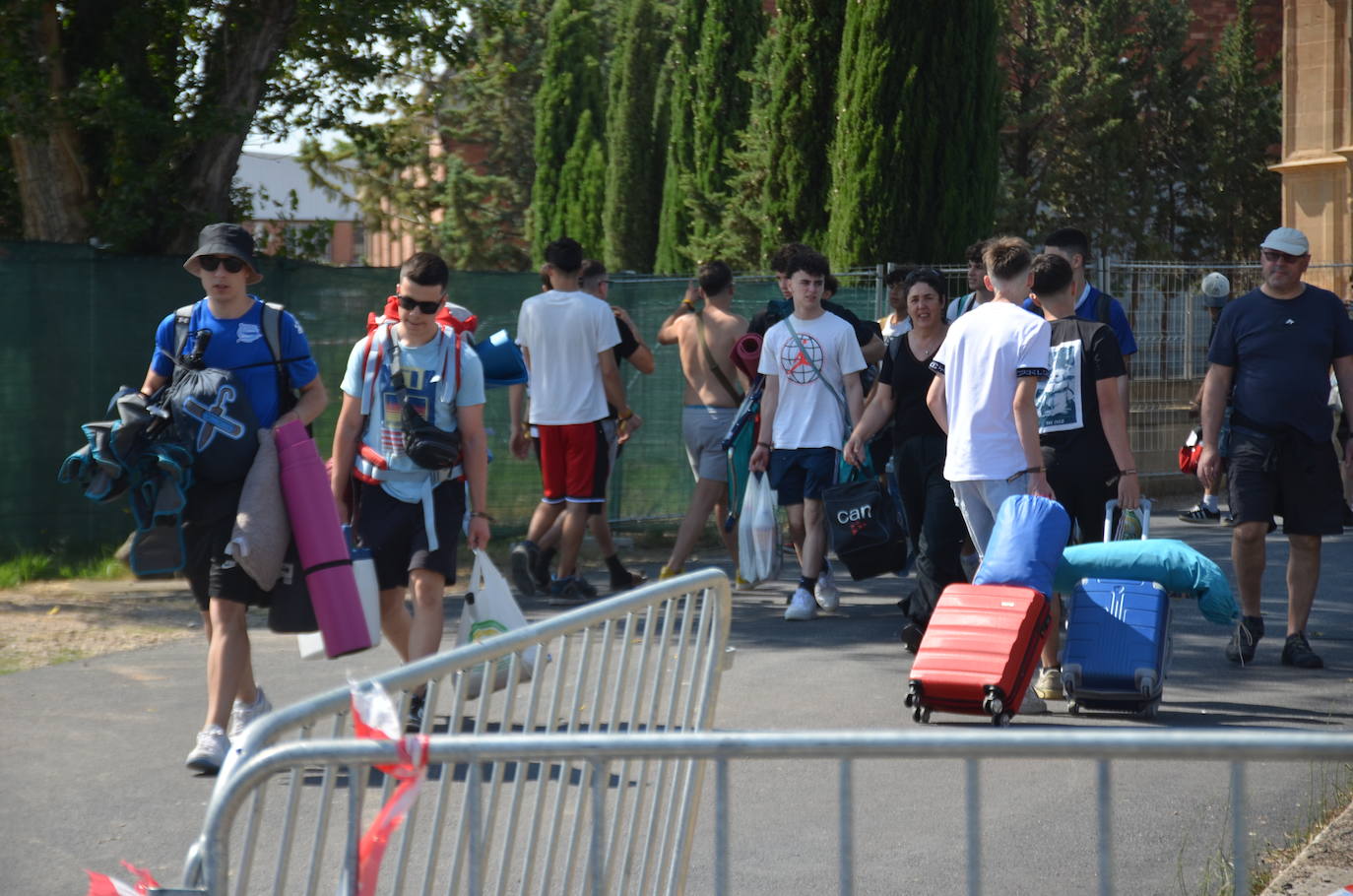 Los jóvenes llegan al camping del Holika