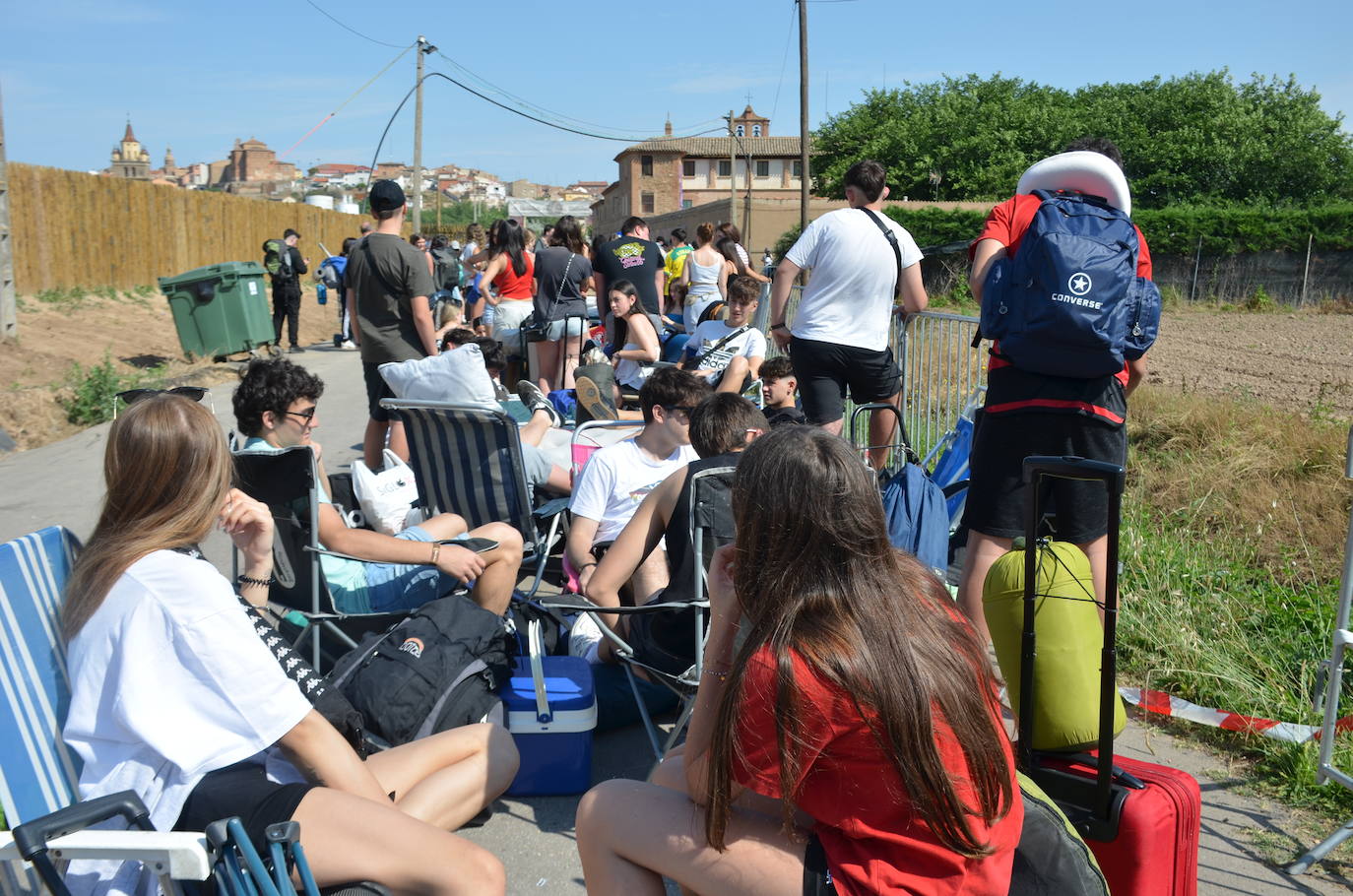 Los jóvenes llegan al camping del Holika