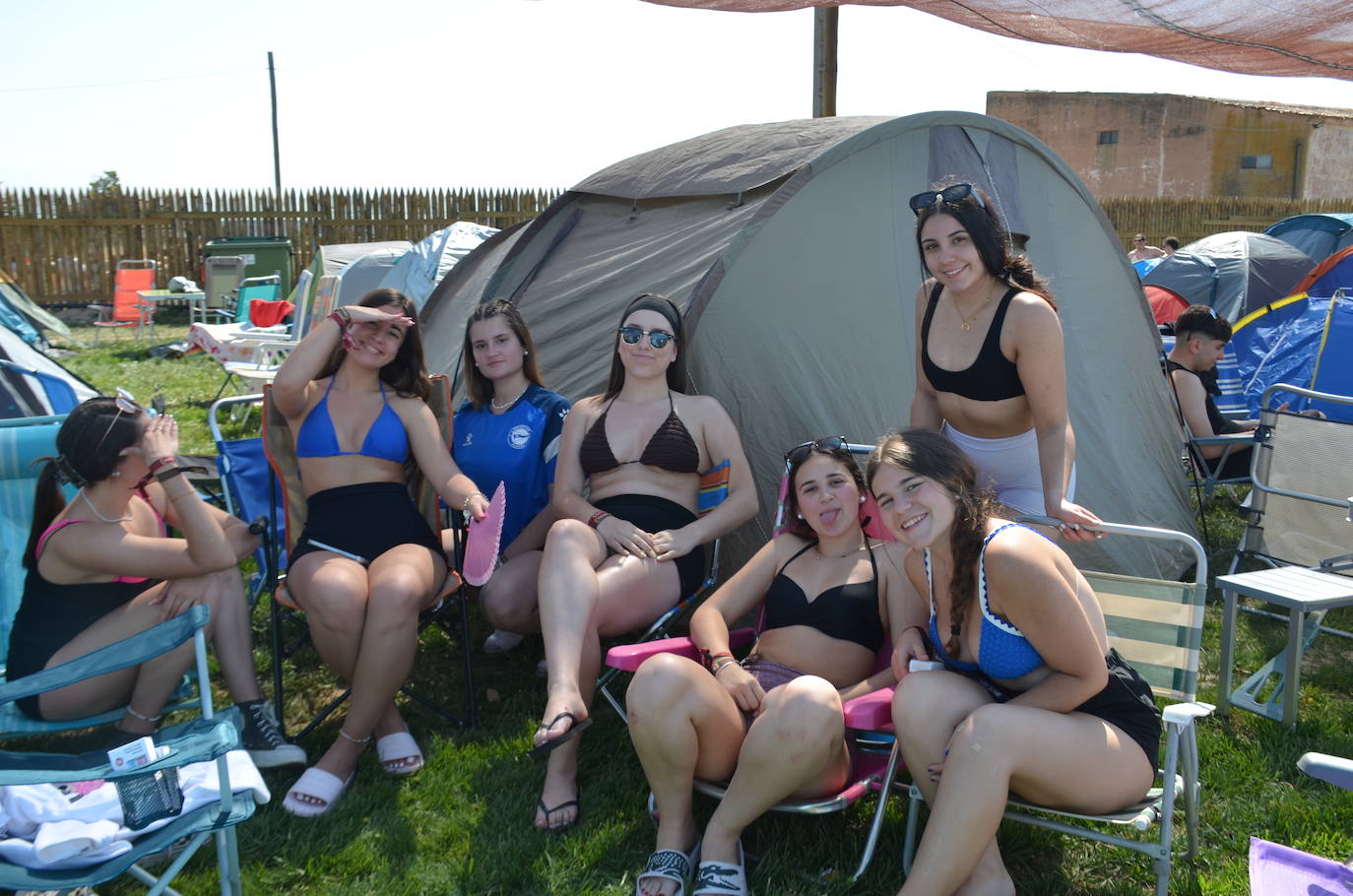 Los jóvenes llegan al camping del Holika