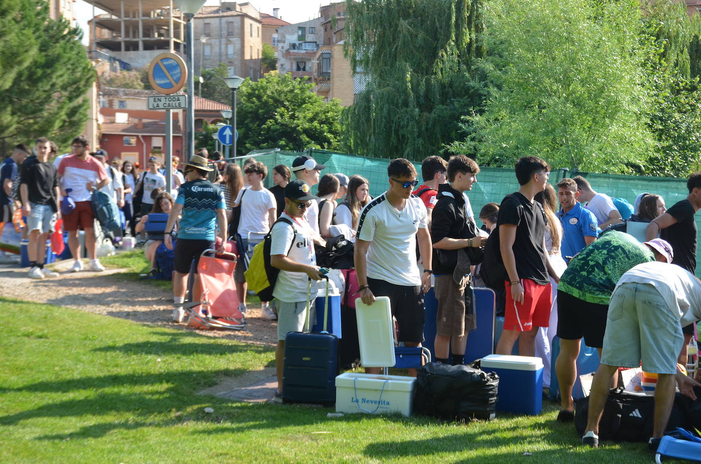 Los jóvenes llegan al camping del Holika