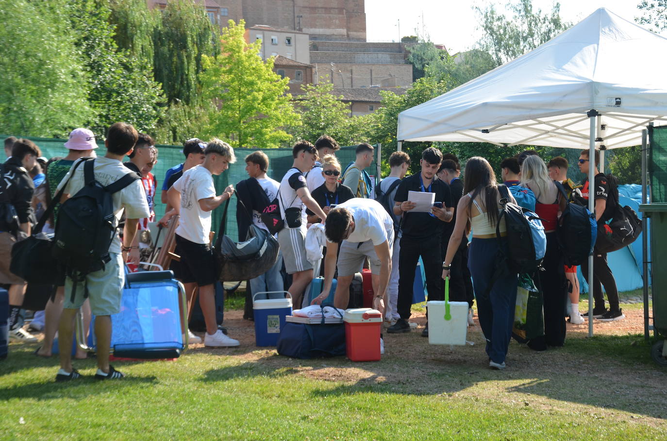 Los jóvenes llegan al camping del Holika