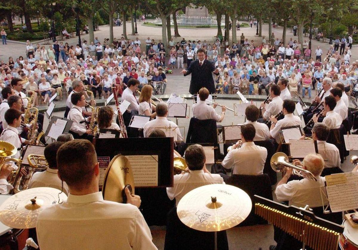 Actuación de la Banda de Música de Logroño en El Espolón de la capital.