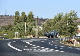 Un tractor circula por la travesía de la N-232 en El Villar de Arnedo.