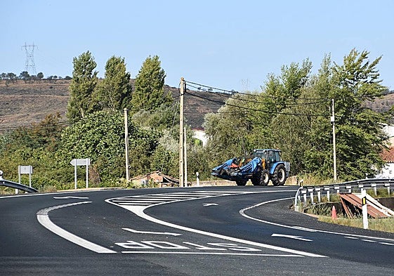 Un tractor circula por la travesía de la N-232 en El Villar de Arnedo.