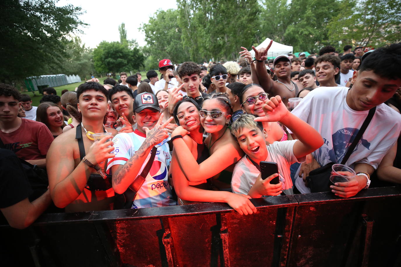 Lluvia y primeros DJ en el Holika