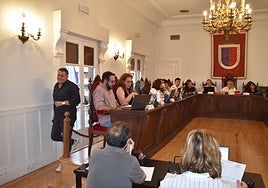El concejal socialista Jesús Garrido abandona el pleno tras ser expulsado por la alcaldesa.