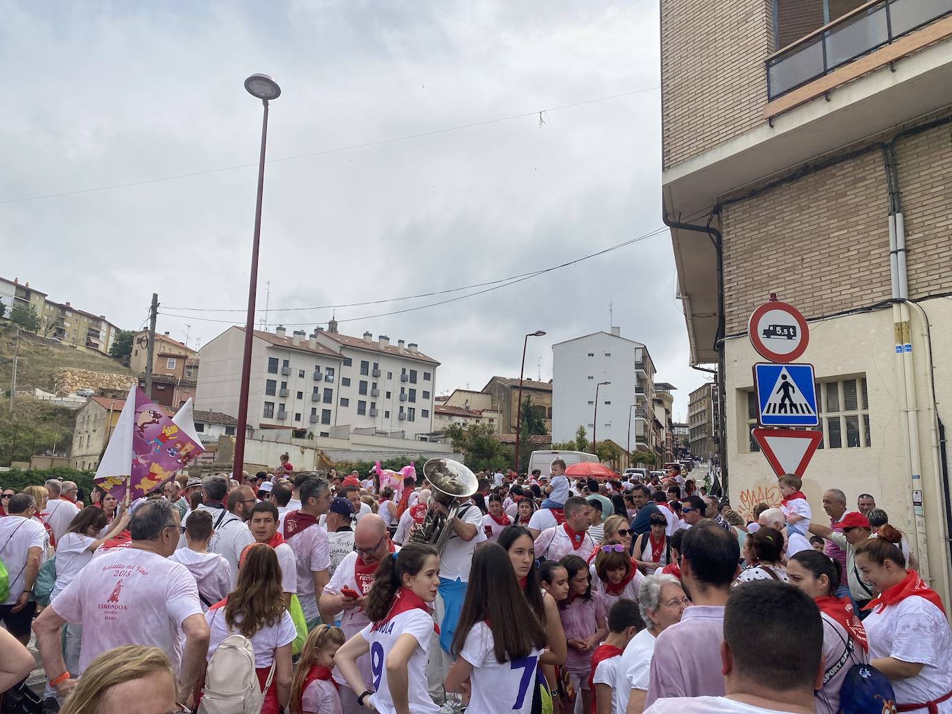 La Batalla del Vino infantil, en imágenes