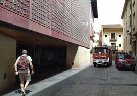 Los Bomberos de Logroño, poco después de mediodía, a las puertas del CCR.