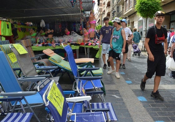 Los comerciantes del mercadillo calagurritano aprovechan el 'Holika' para vender sillas de playa