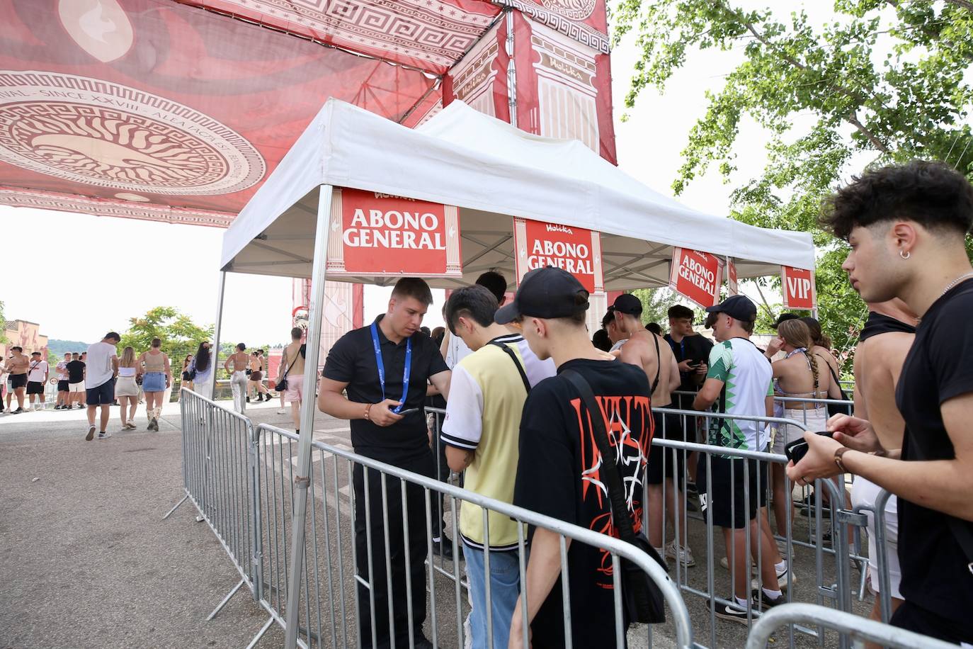 Inauguración de Holika con Raul Clyde como sorpresa