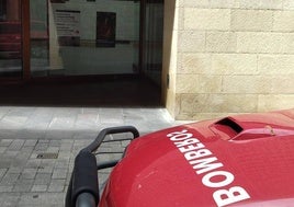 Un todoterreno de los Bomberos a las puertas del CCR el jueves.