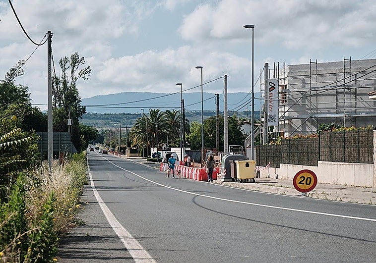 Varios peatones invaden la calzada de la carretera LR-254 entre Lardero y Alberite, donde se construirá un carril ciclopeatonal.