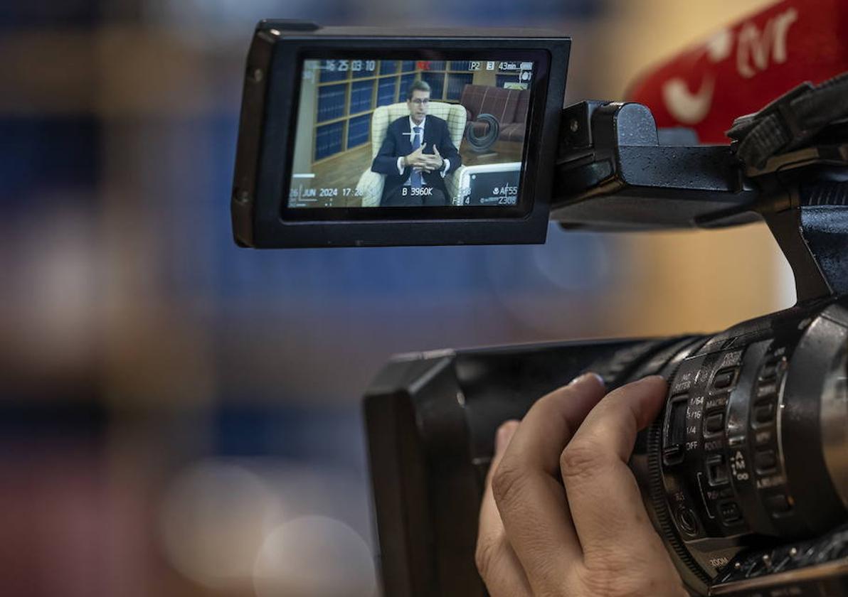 Capellán, ante las cámaras de TVR durante la entrevista