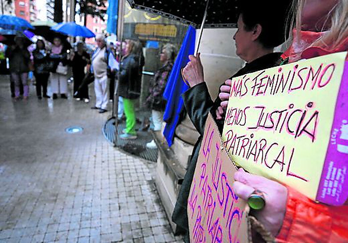 Concentración de apoyo a la víctima de Albelda en el Palacio de Justicia.