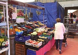 El mercado de San Blas, hace un año, entre género y andamios.