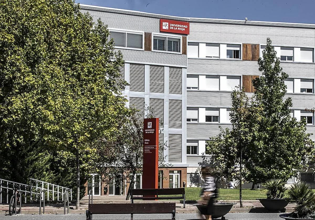 Uno de los edificios del campus de la UR.