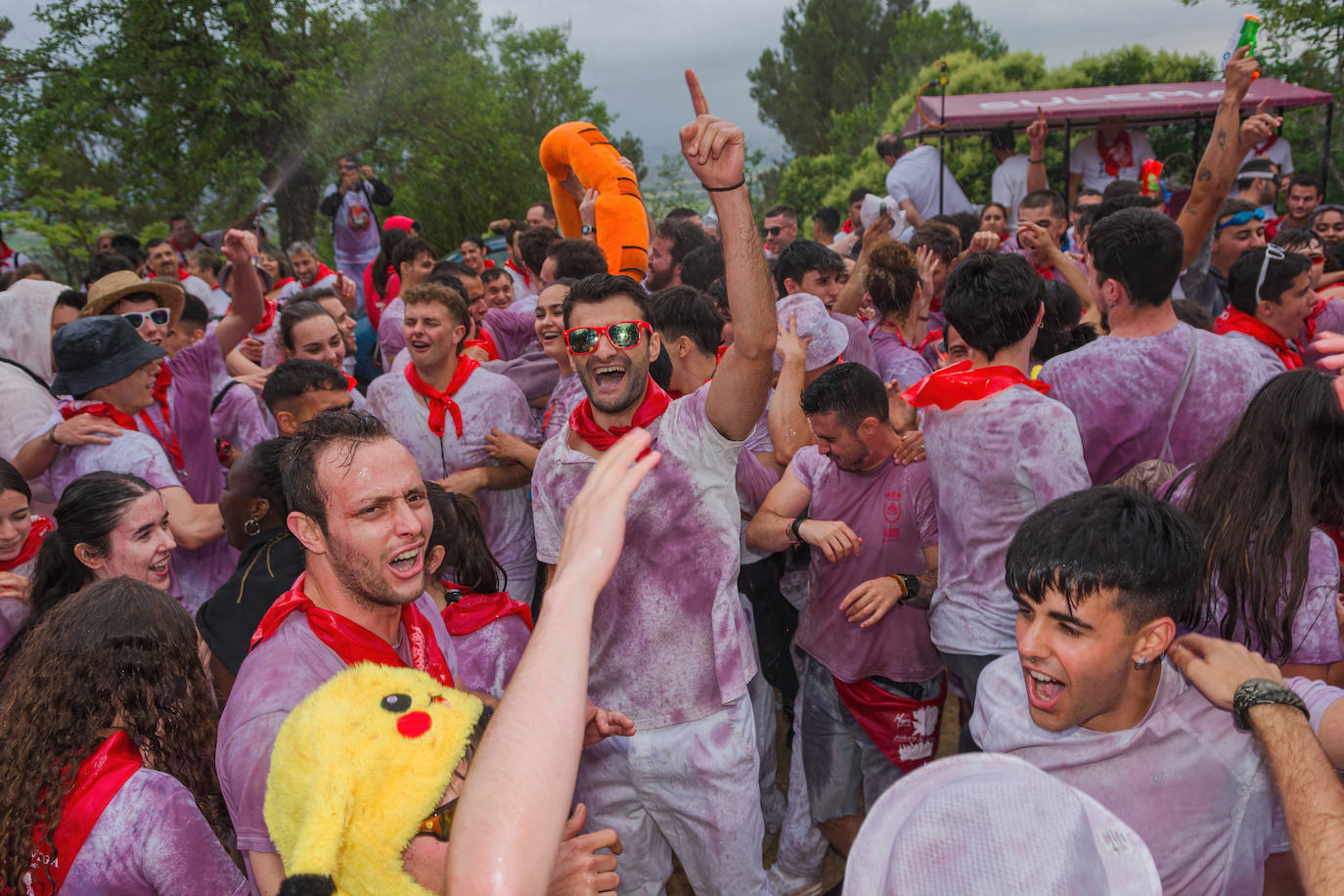 La Batalla del Vino de Haro tiñe los riscos