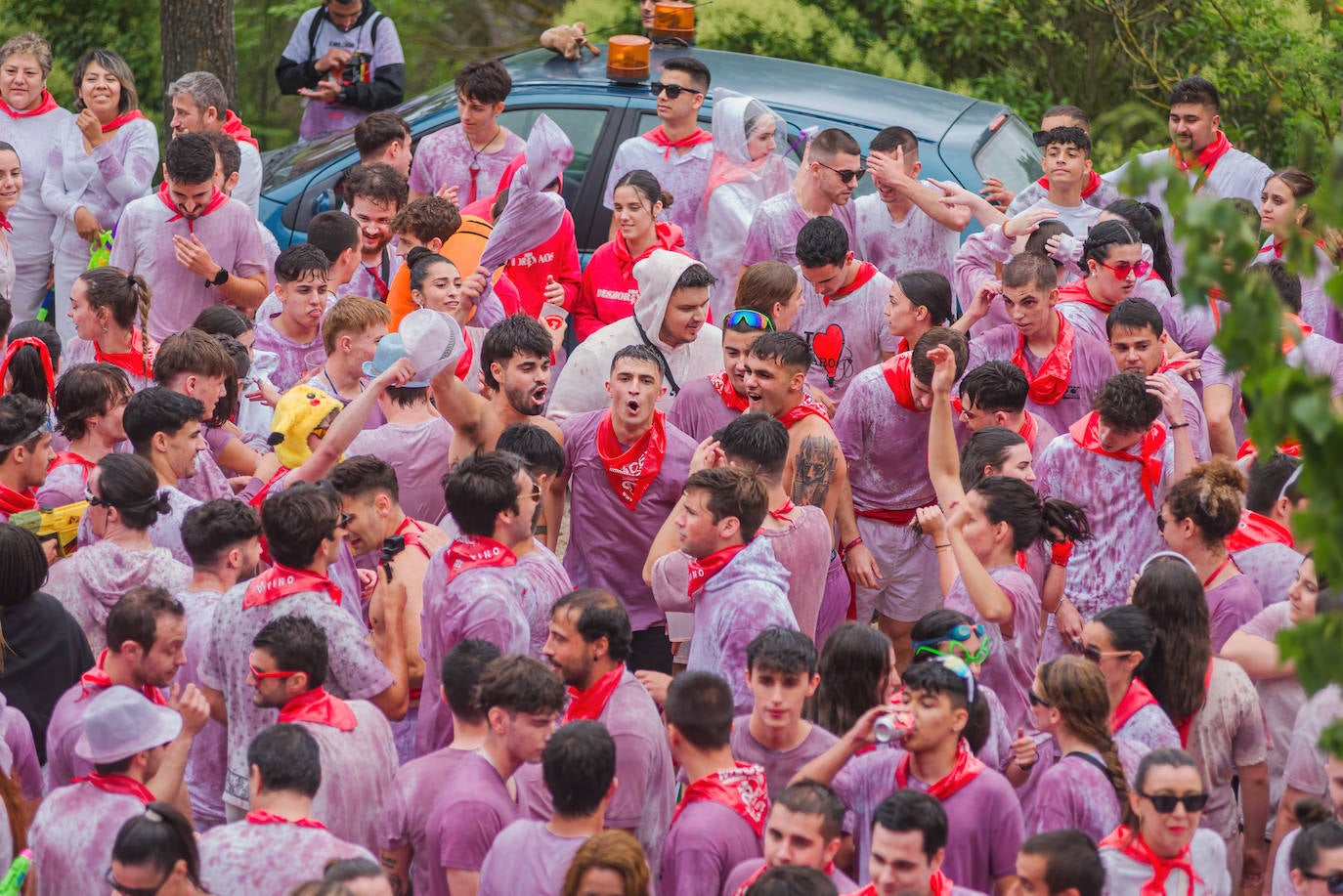 La Batalla del Vino de Haro tiñe los riscos