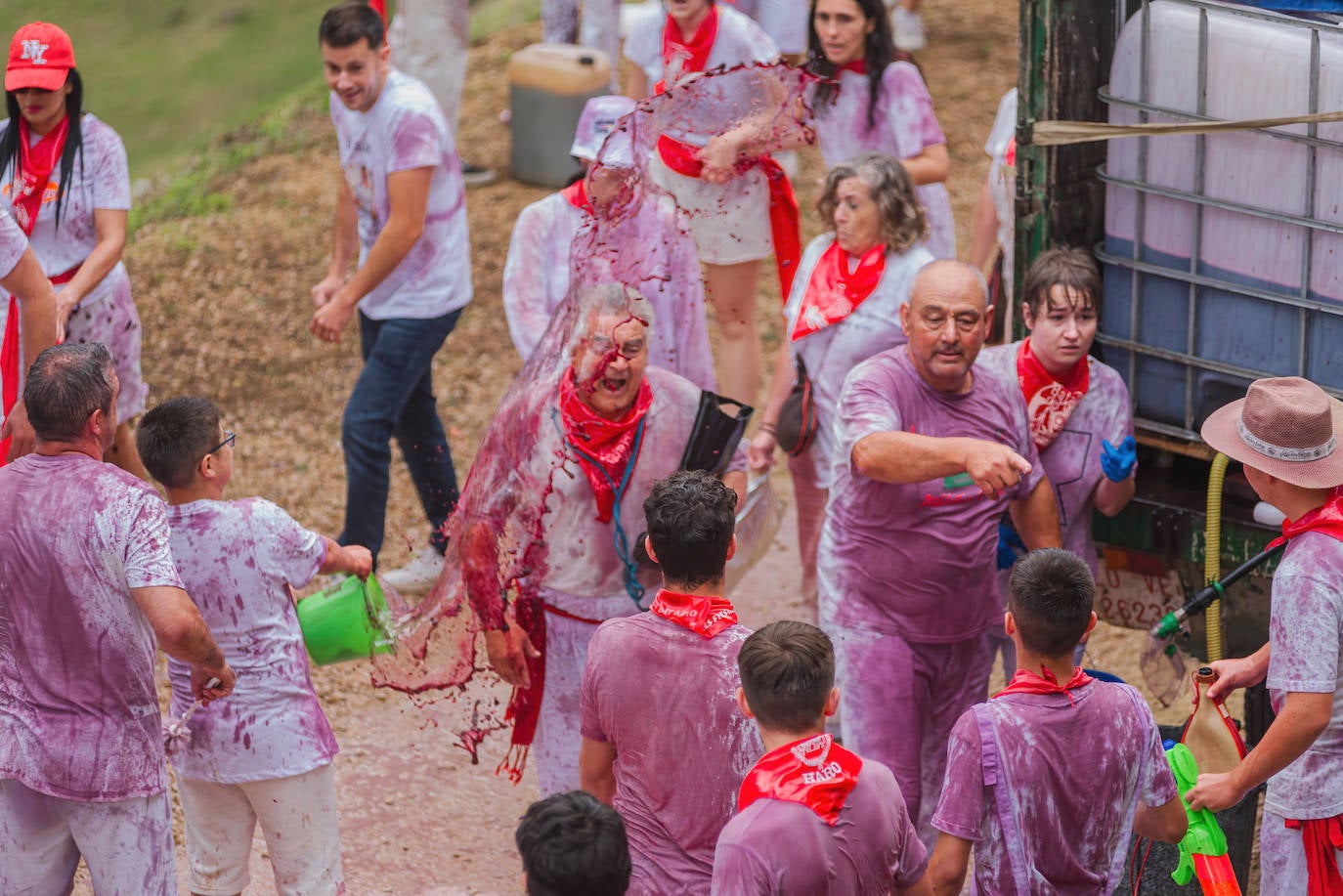 La Batalla del Vino de Haro tiñe los riscos