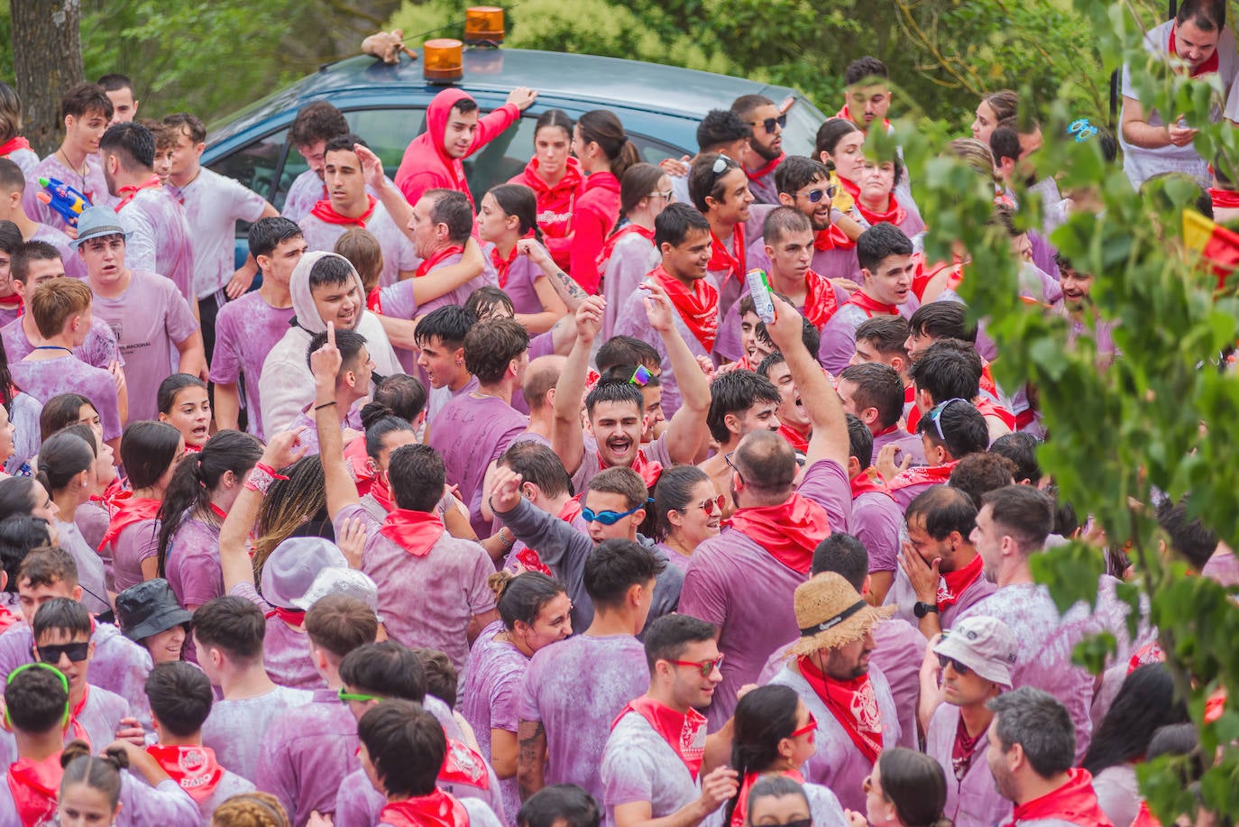 La Batalla del Vino de Haro tiñe los riscos