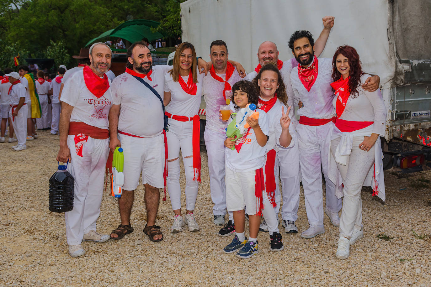 La Batalla del Vino de Haro tiñe los riscos