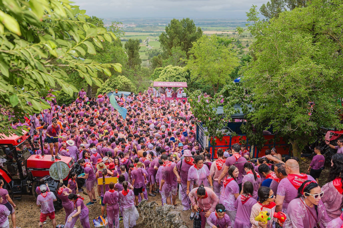 La Batalla del Vino de Haro tiñe los riscos