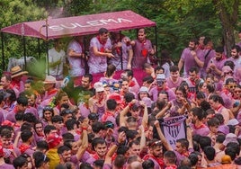 La Batalla del Vino de Haro tiñe los riscos