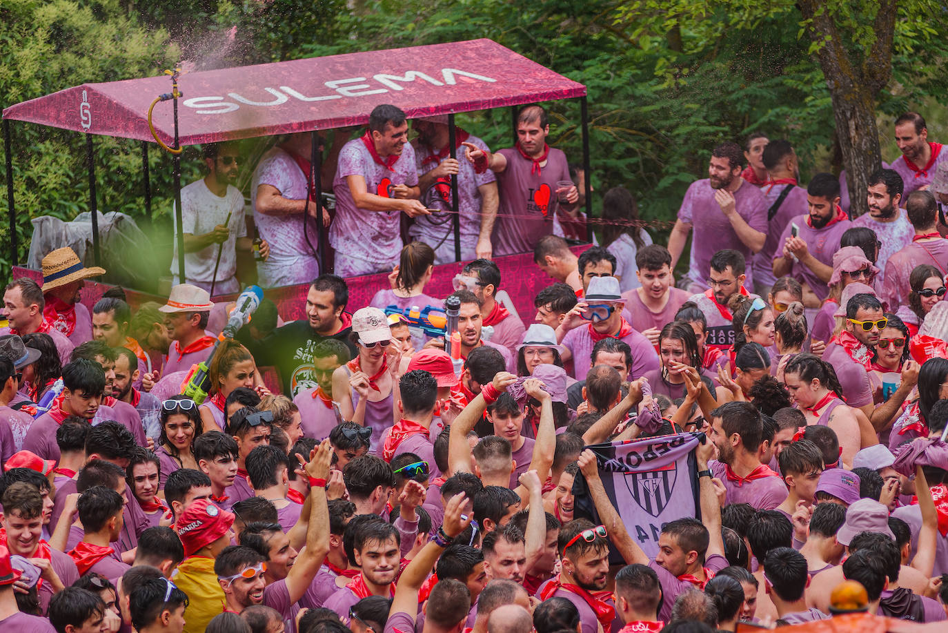 La Batalla del Vino de Haro tiñe los riscos