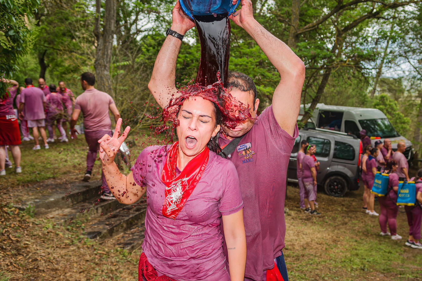 La Batalla del Vino de Haro tiñe los riscos