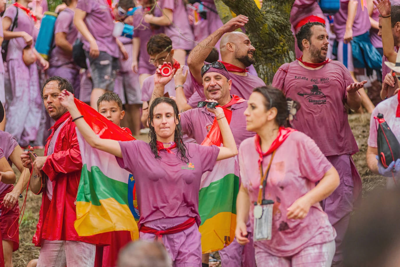 La Batalla del Vino de Haro tiñe los riscos