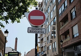 Señales como esta, en la entrada a Portales desde la fuente de Murrieta, serían necesarias en todas las vías de plataforma única (acceso restringido motorizado y prioridad peatonal) de Logroño.