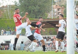 Ander Vitoria remata de cabeza en el partido que jugaron UD Logroñés y Real Unión en Laguardia el 18 de agosto del pasado año.